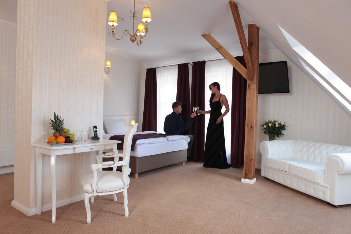 Hotel Court Park Nysa Bagian luar foto