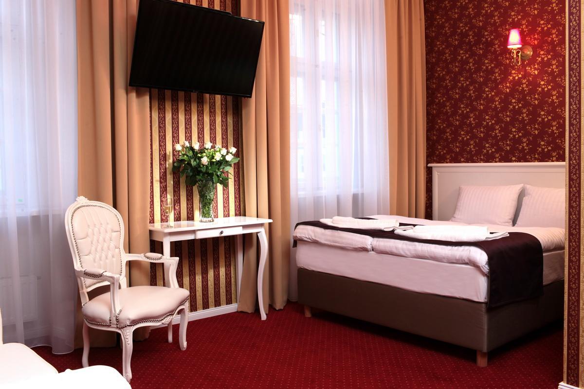 Hotel Court Park Nysa Bagian luar foto