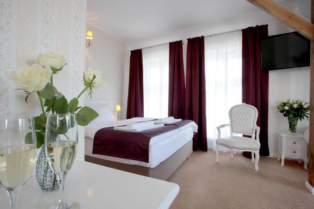 Hotel Court Park Nysa Bagian luar foto