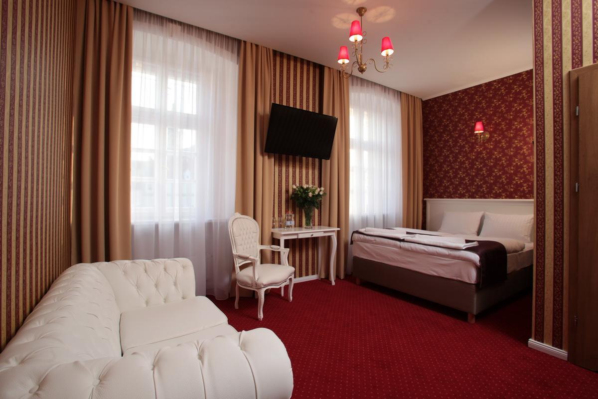 Hotel Court Park Nysa Bagian luar foto